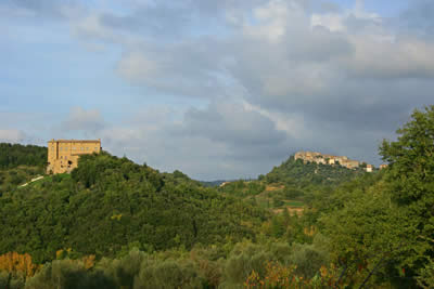 Vista del Castello di Potentino sullo sfondo Seggiano